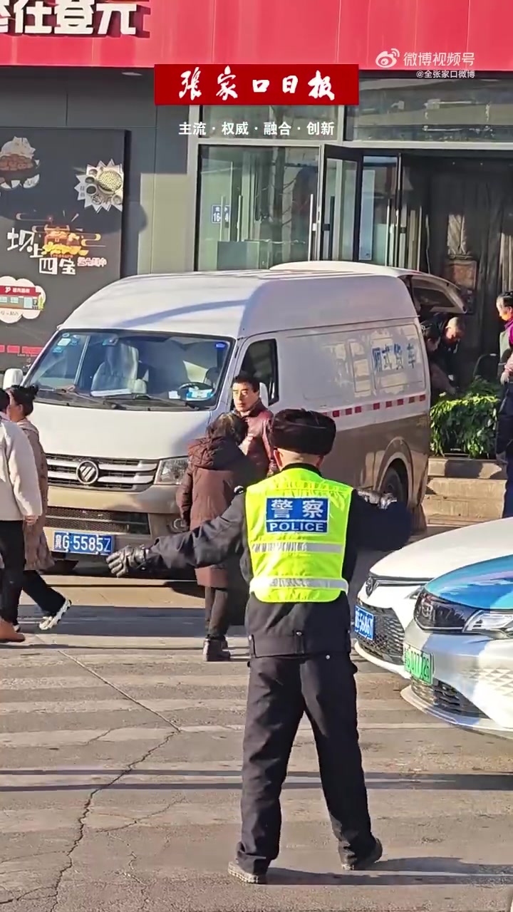 你们的安全我来守护|七年来,无论寒暑、风雨,他每天都会准时出现在学校附近的路口,以平凡的工