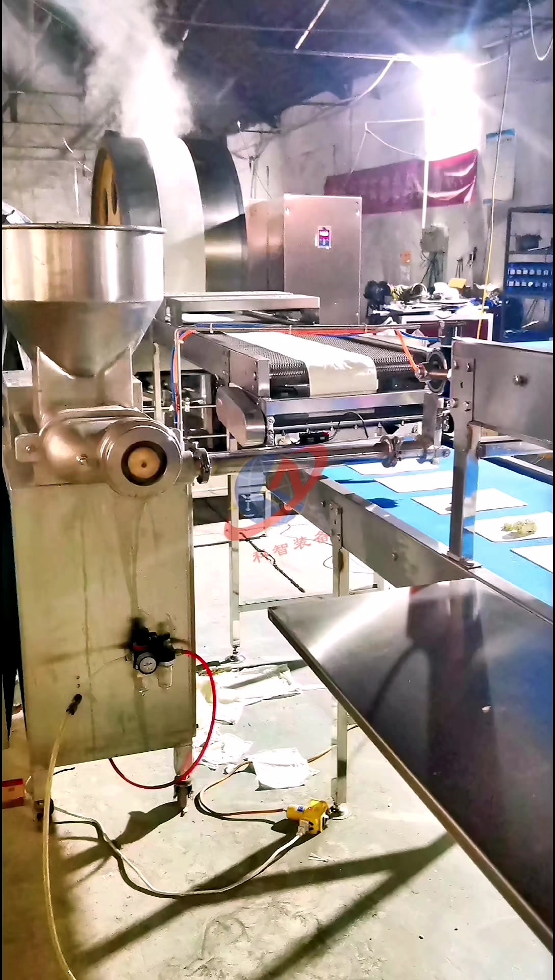 半自动春卷生产线,自动制皮下馅,人工进行包合,高效生产