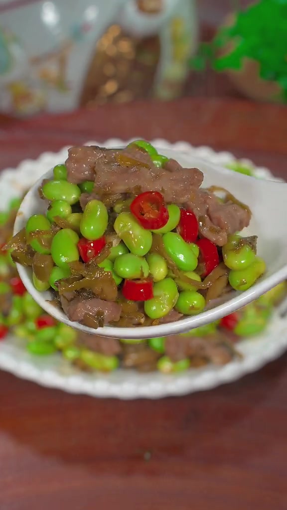 下次毛豆买回家就像我这样做,做法简单好吃又下饭 雪菜毛豆炒肉丝 毛豆