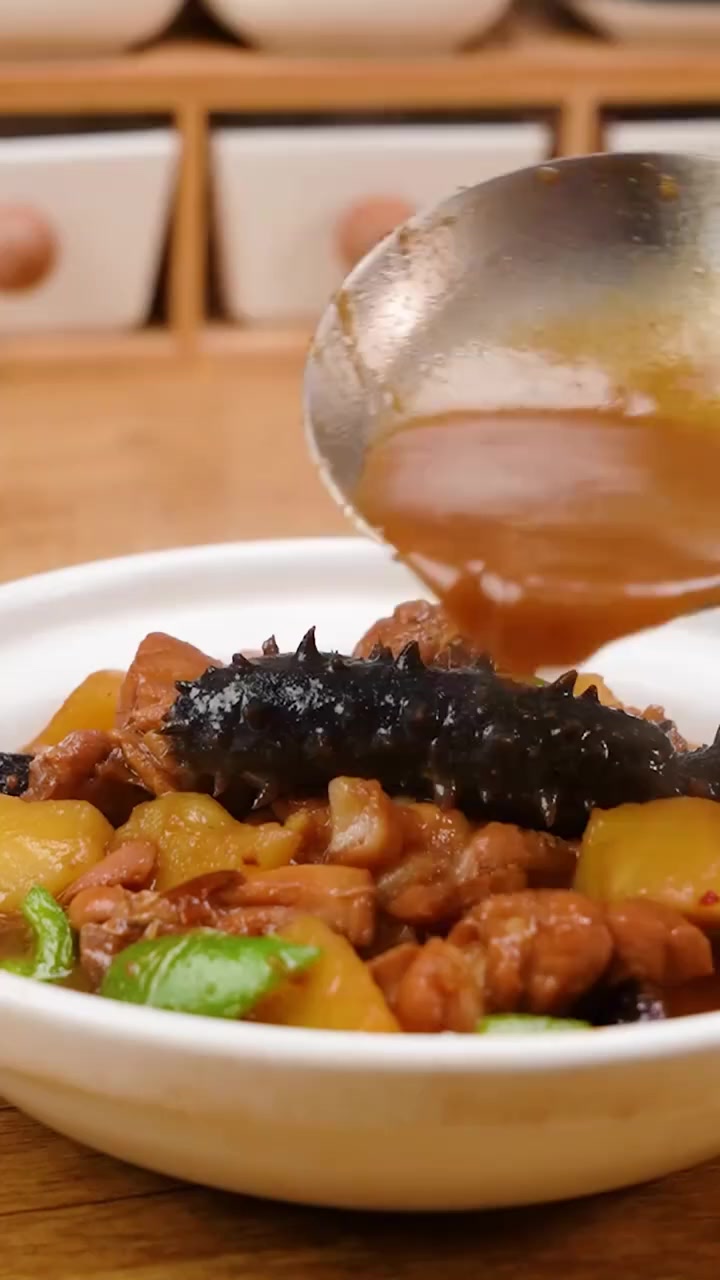 海参黄焖鸡,鸡肉软嫩,海参Q弹,连汤汁都鲜美下饭!搭配米饭再合适不过!