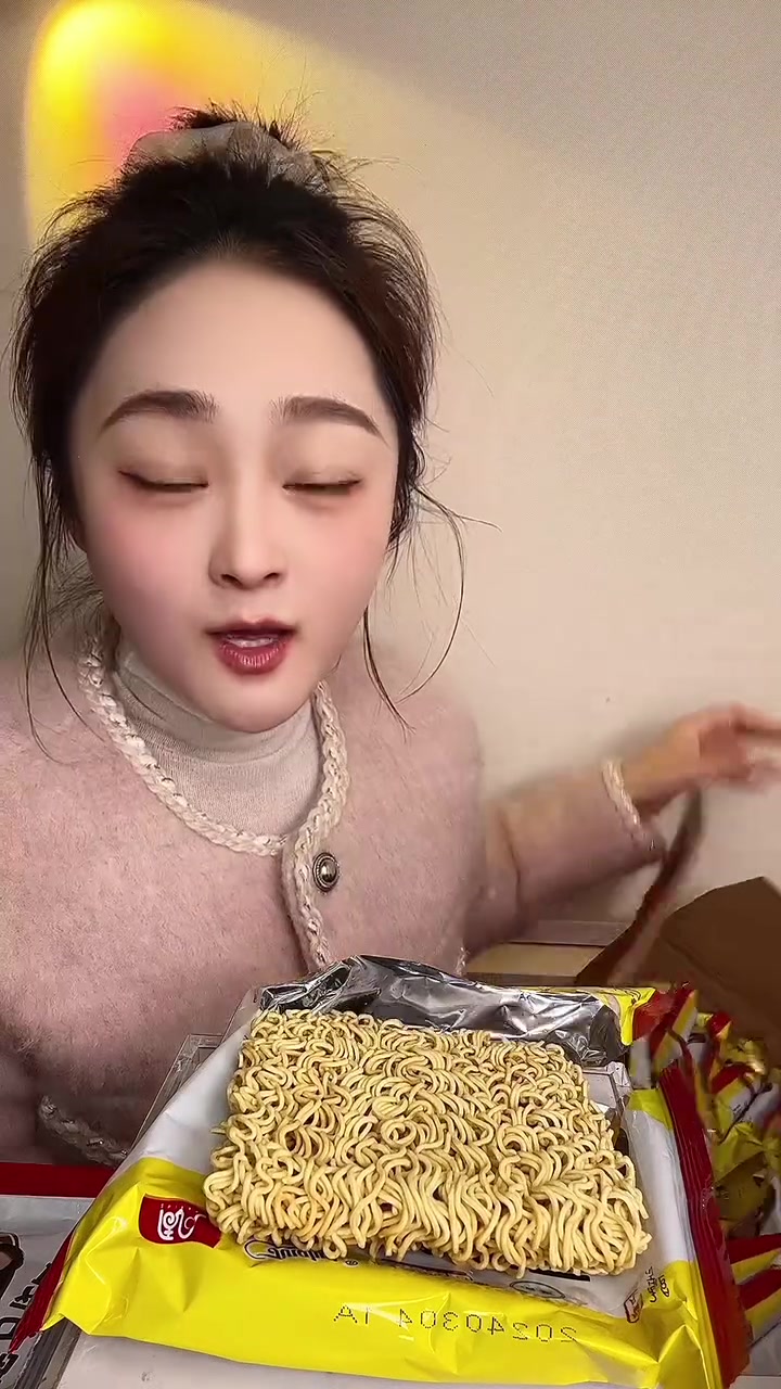 闭眼去抢这个方便面,19.9发一整箱24包!干吃泡着吃炒着吃都可以,超好吃