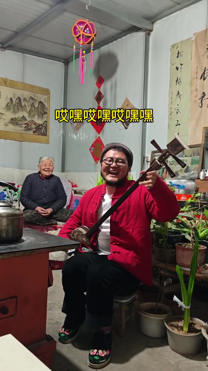 刚在屋里和奶奶聊天呢,一朋友电话问我天水麻辣烫到底有多香,根据这个我拿三弦随口编了一段小唱