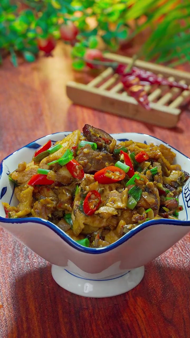 外婆菜腊肉炖豆腐,咸香辣又下饭 你一定没想到,一道外婆菜腊肉炖豆腐,竟然把一家巷子尾不起眼