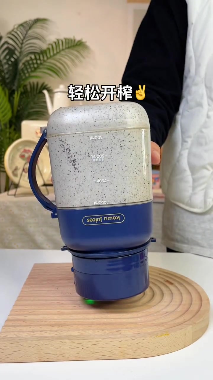 老话说“以黑养黑”,这款黑芝麻汁的搭配香甜细腻,又顺又滑~ 仙女都在喝什么 榨汁杯 自制饮