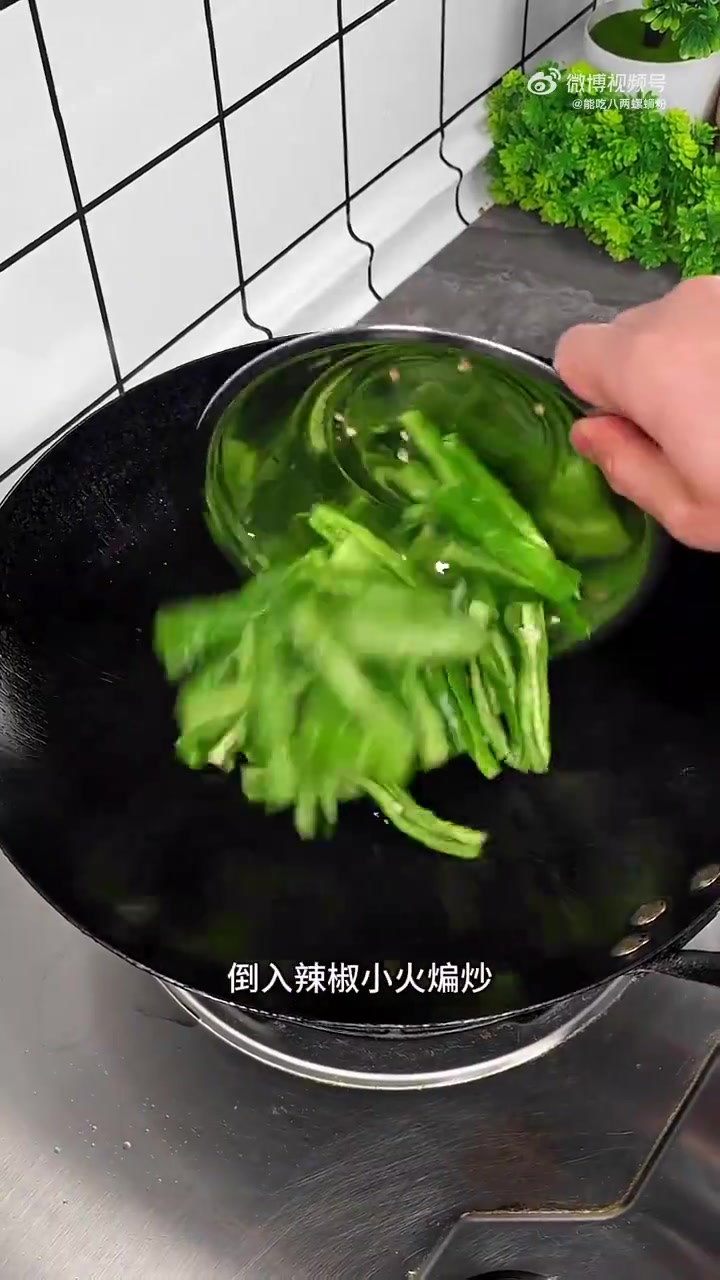 简单快手,却又是干饭人绝对最拒绝不了的一道菜!这份青椒炒茄子的教程,爱干饭的懒人一定要收好