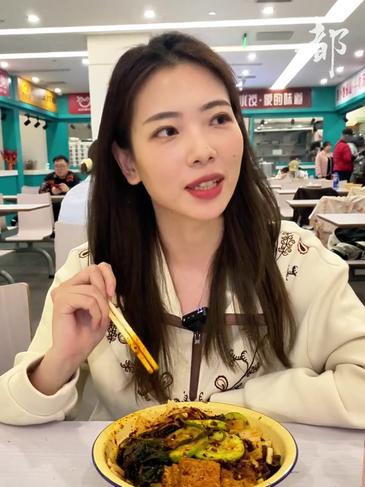 「甘肃麻辣烫爆火!到底啥味儿?记者亲测——」近日,甘肃麻辣烫火爆全网,馋晕了一波又一波网友