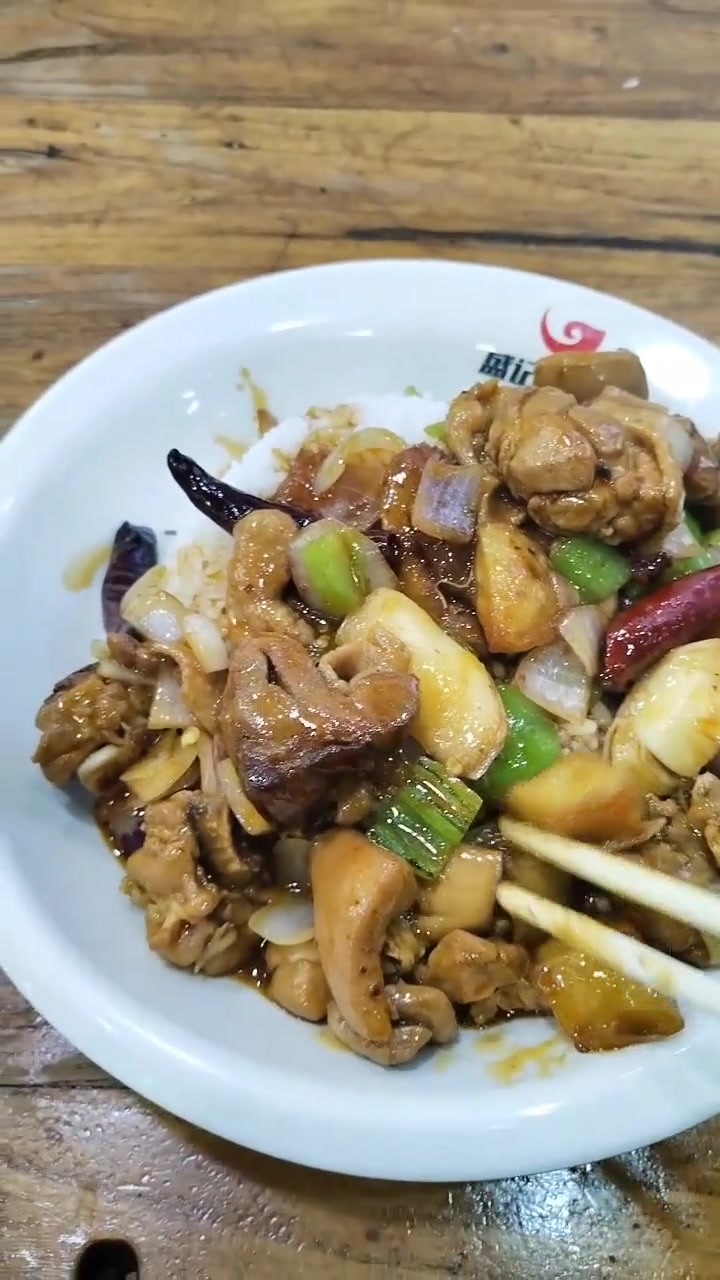 今天吃个火锅鸡米饭,料很足啊开吃喽 这个春天总要看一次展吧 火锅鸡米饭