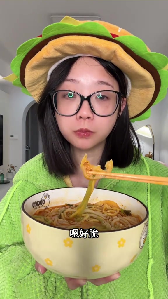 被东北网友一直安利的麻辣烫!好吃破防了!第一次吃这种东北老式麻辣烫!也太太太好吃了!东北还