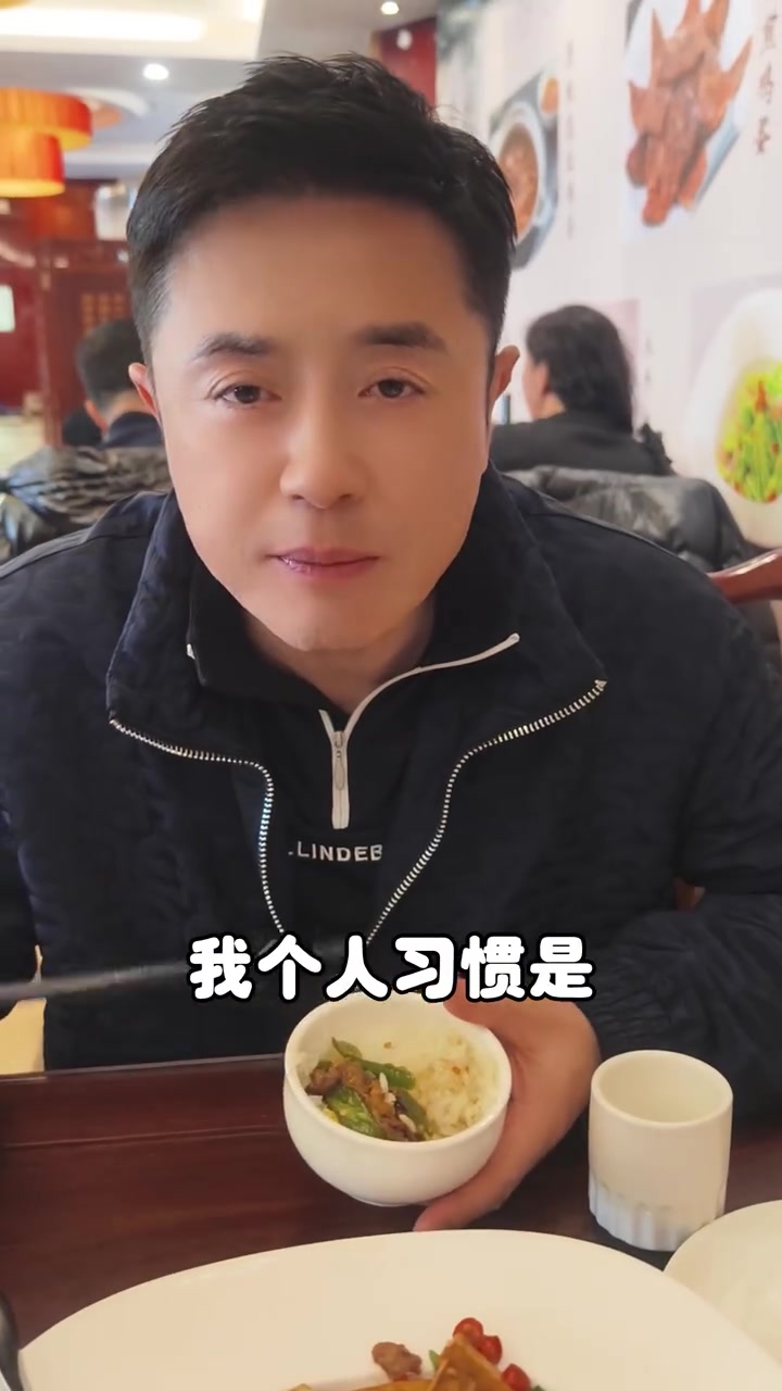 跟着黄探长打卡私藏的湘菜小店,湖南米粉配上自制剁辣椒,辣的很过瘾!心动种草指南 北京美食 