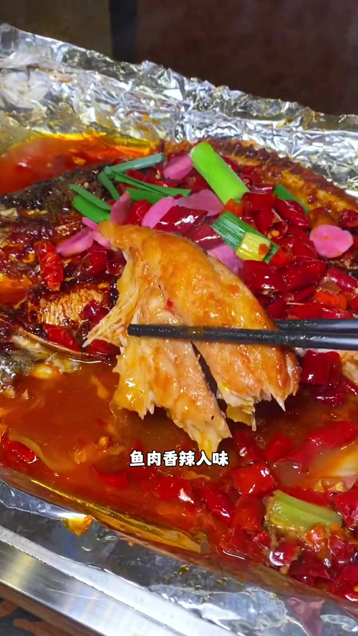 就在福田福田村牌坊旁边,这家愿者上钩,现在团购78就可以吃到这一桌烤鱼双人餐,心动的小伙伴