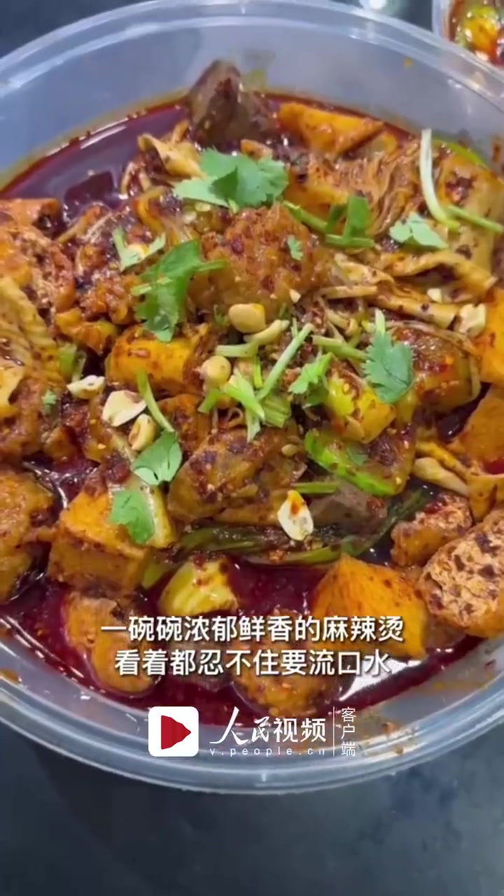 「天水人手一束麻辣烫花束「心」」麻辣烫花束的浪漫谁懂啊 近日,新晋顶流甘肃天水麻辣烫火遍全