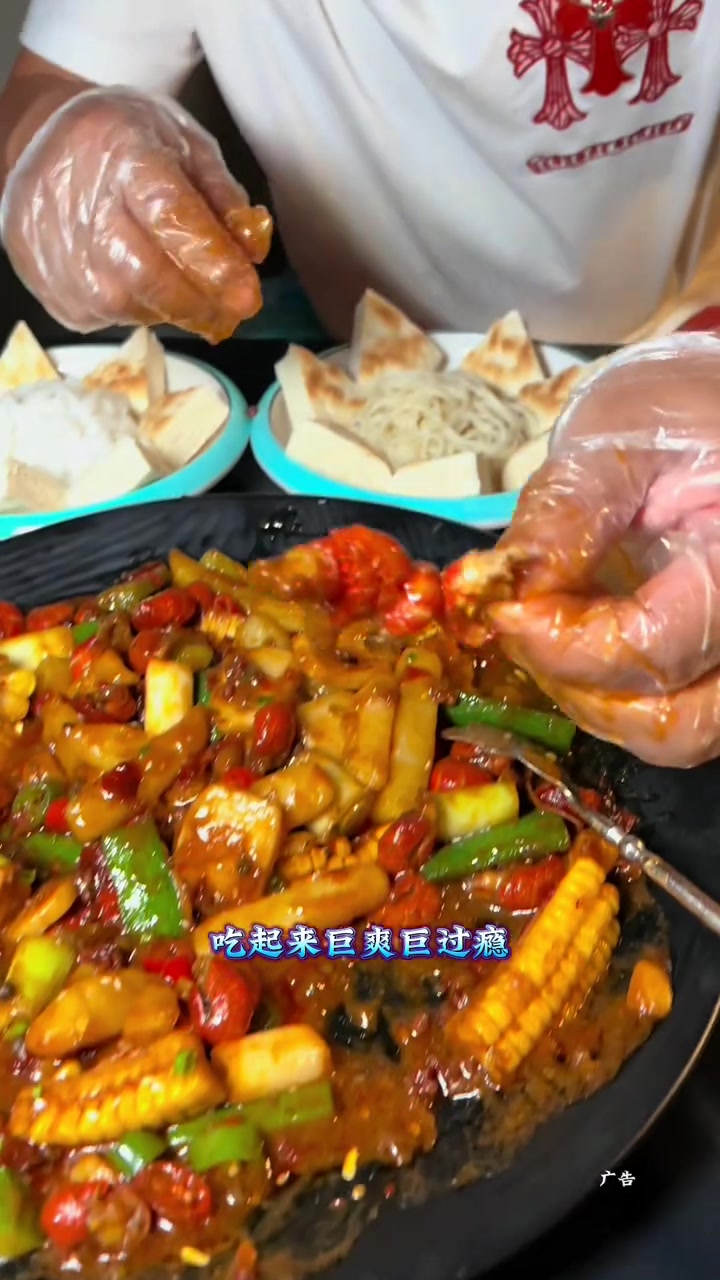 这家餐厅的环境也太好了吧,虾尾做的味道正,麻麻辣辣根本停不下来 海鲜 小龙虾 啤酒 海南特