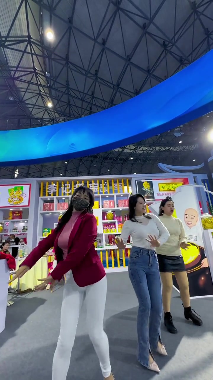 祝你发大财,今天来逛泡菜城,吃李记泡菜 叠个千纸鹤再系个红飘带