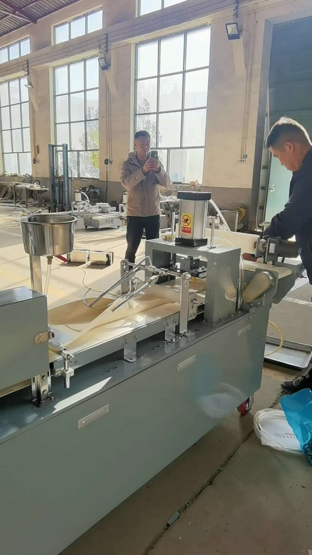 商用荷叶饼成型机,月亮馍成型,白吉馍成型机,披萨饼成型机