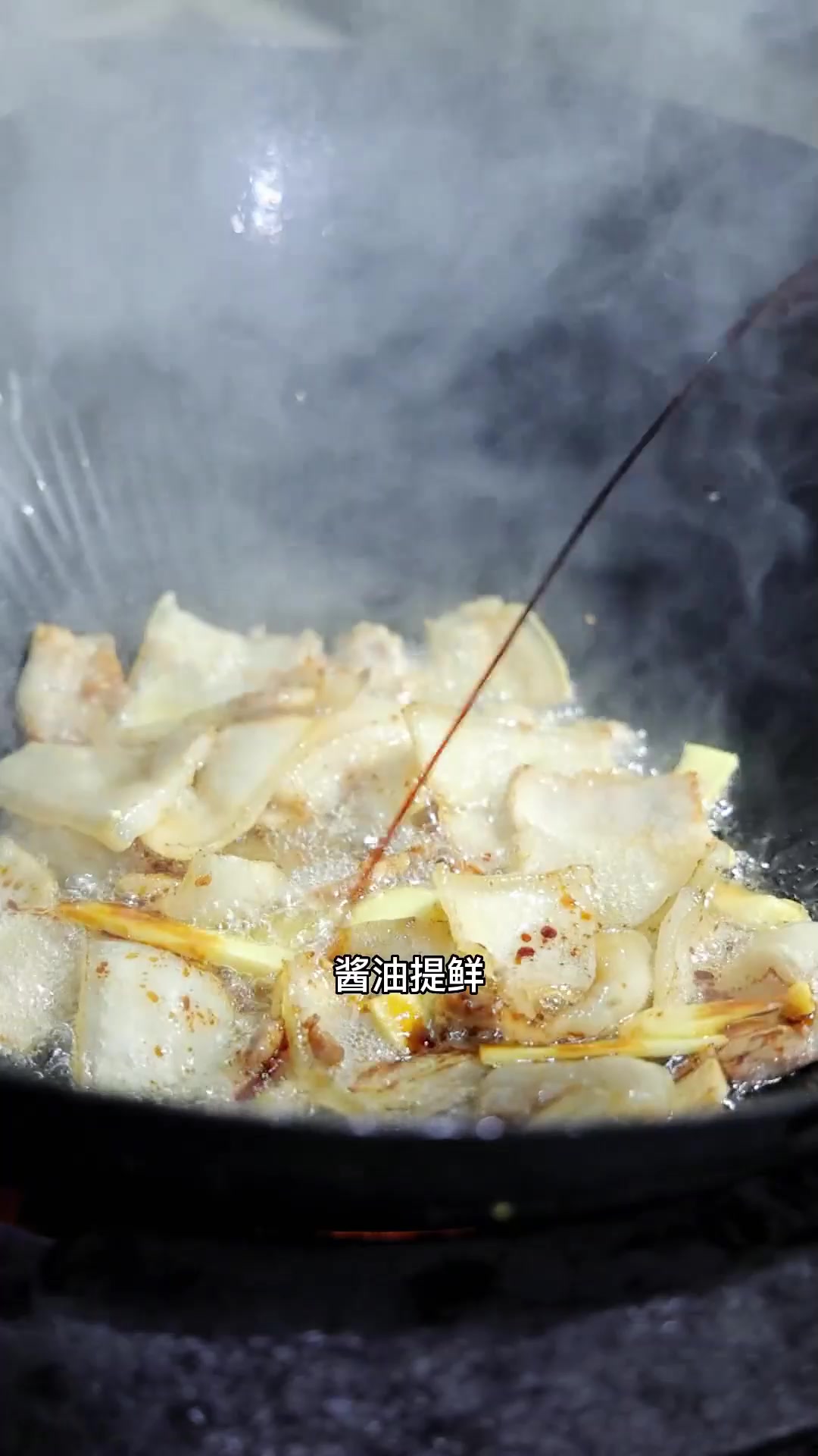 这道渣海椒炒的回锅肉,简直是下饭菜的天花板,满满的小时候味道