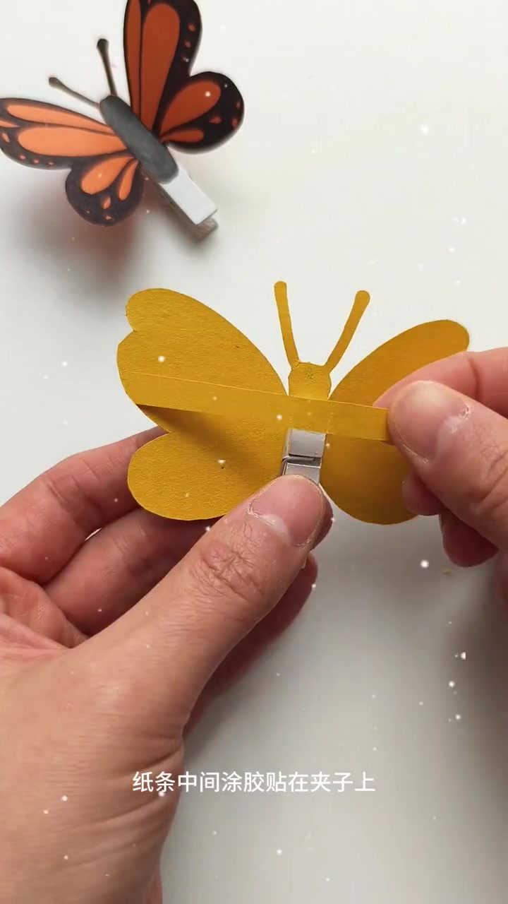 春天来了,教你用小夹子来做一只会飞的蝴蝶,简单好看又好玩,快给小朋友安排起来吧!春天手工 