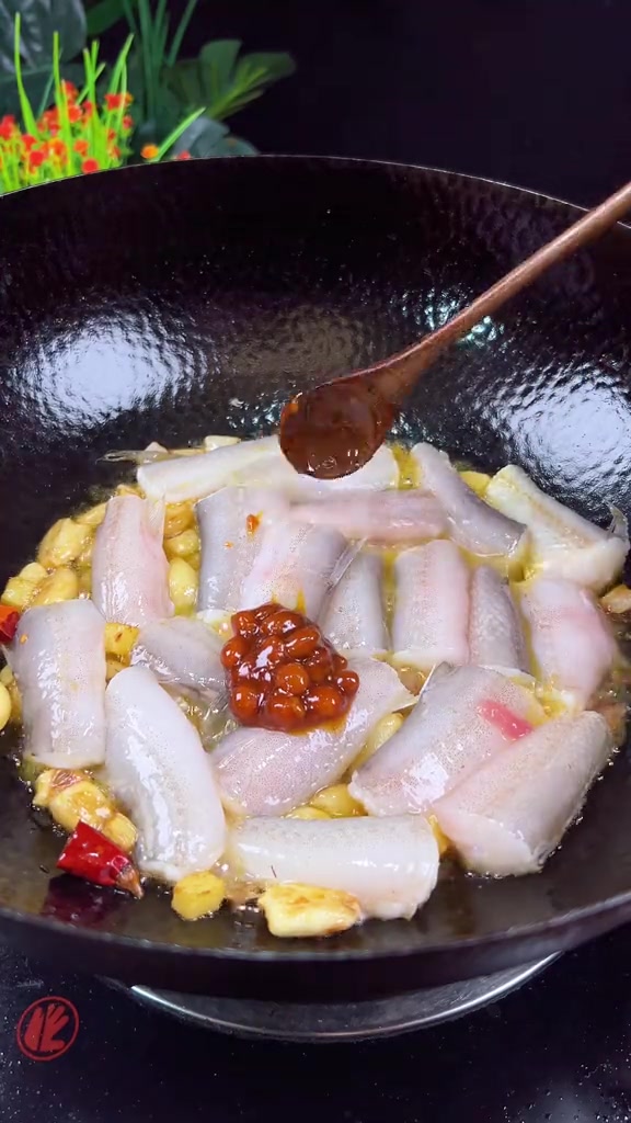 在我们温州,水鱼最好吃的做法就是红烧,耐心看完这个视频你又多了一道拿手菜 红烧水鱼 温州美