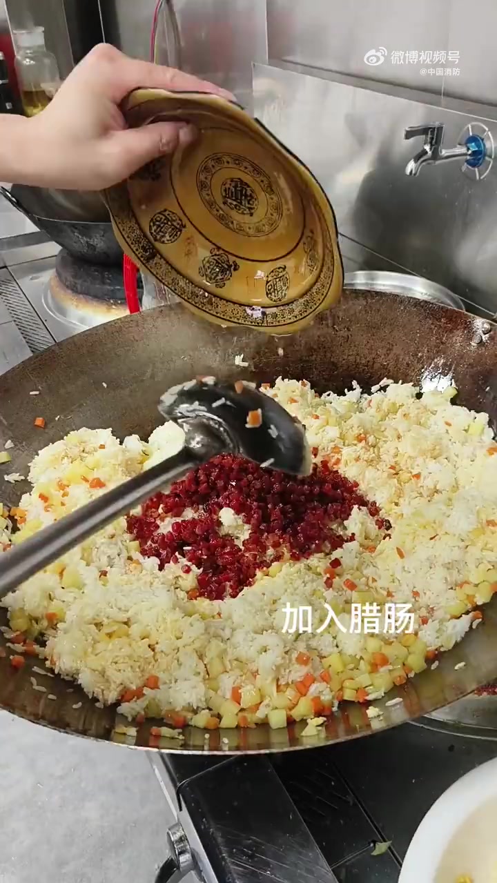 「最简单的美食最丰富的味道」今天 蓝朋友给大家做一道家常美味蛋炒饭,放入土豆丁、胡萝卜丁,