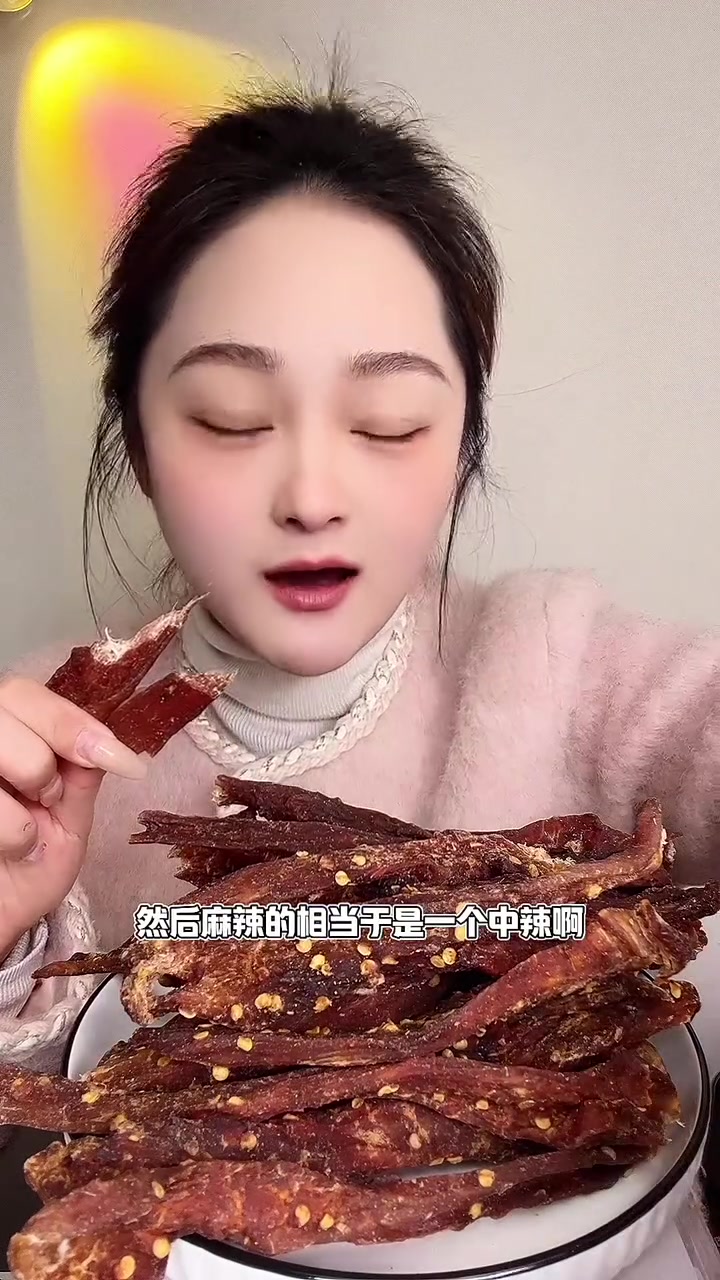 最近吃这个鸡肉条吃上瘾了,越嚼越香,热量还很低,减脂期间的姐妹放心吃,一桶是一斤现在有活动