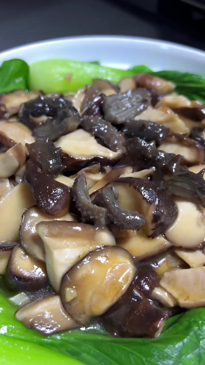 香菇配海参,怎么做都好吃!配上份米饭或者馒头简直绝绝子!