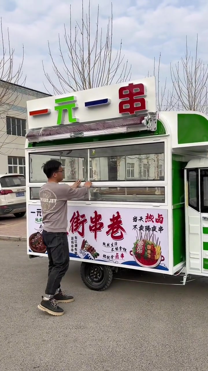 一元一串的钵钵鸡,配有发光字和卡布灯箱,晚上非常亮!车内都是不锈钢的平台,干净卫生也好打理