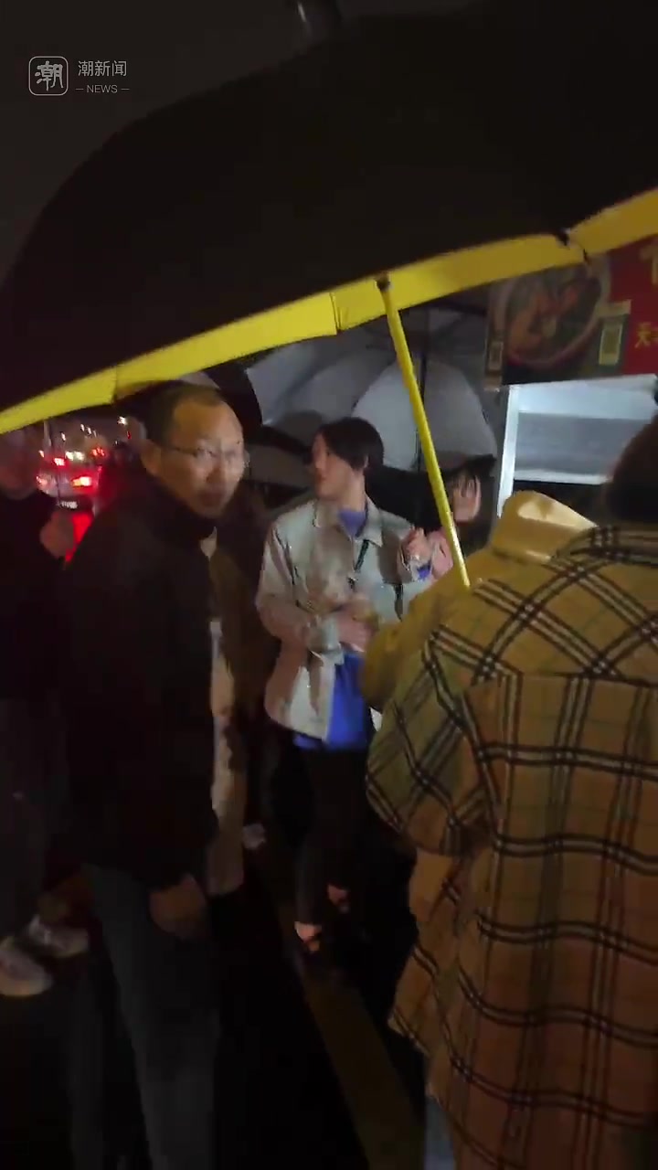 每天上百人排队等候 临平夜市的“天水麻辣烫”要从摊位升级店铺了