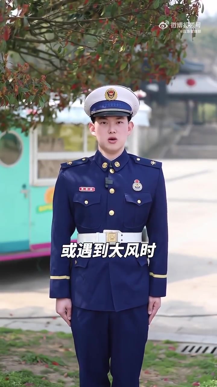 「春风起!纸鸾飞舞安全先行」春分是整个春季中的C位节气 春分时节,中国民间有放风筝、吃春菜