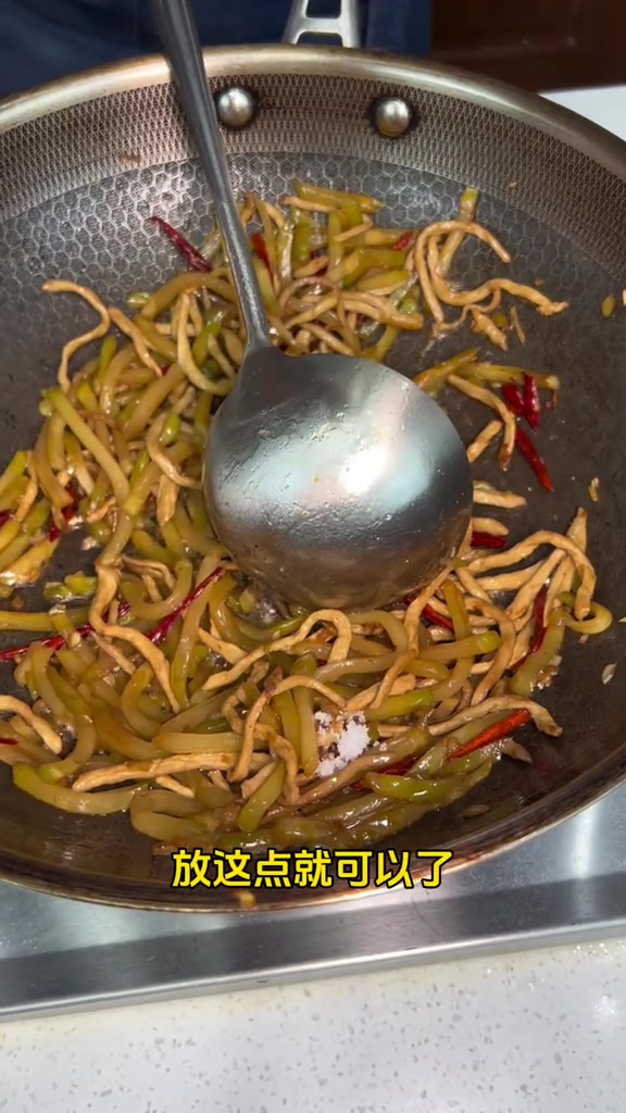 稀饭和面条的伴侣经过老金这波操作成为了就大米饭的下饭神器 榨菜丝炒肉丝 脆爽的榨菜在这个春