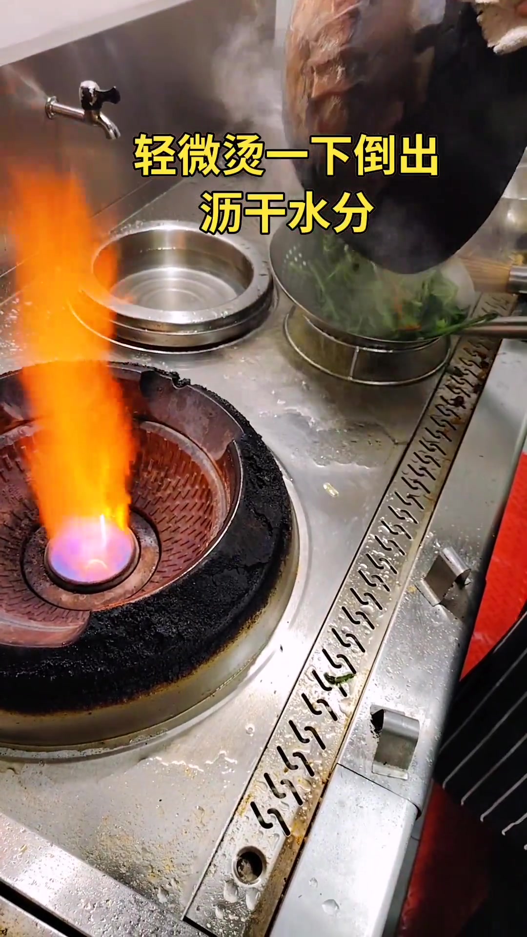 清炒菠菜,是春季最好吃的蔬菜,菠菜含草酸也多,而草酸可干扰人体对铁