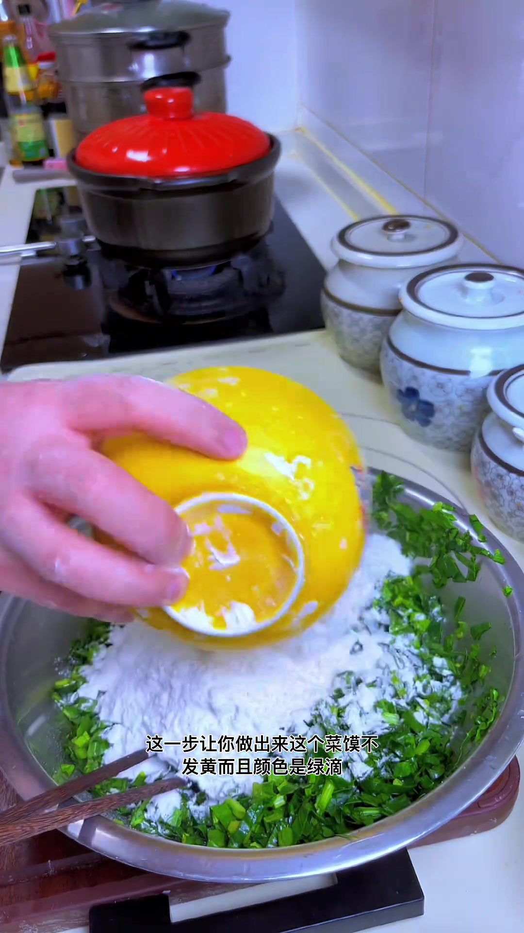 今天给大家分享的是陕西的农家美食,菠菜菜馍,做法简单,营养美味,喜欢吃的请看视频