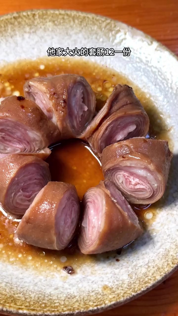 今天去西湖边找寻夜猫子喜欢的烟火气,松毛汤包一口一个,好吃～