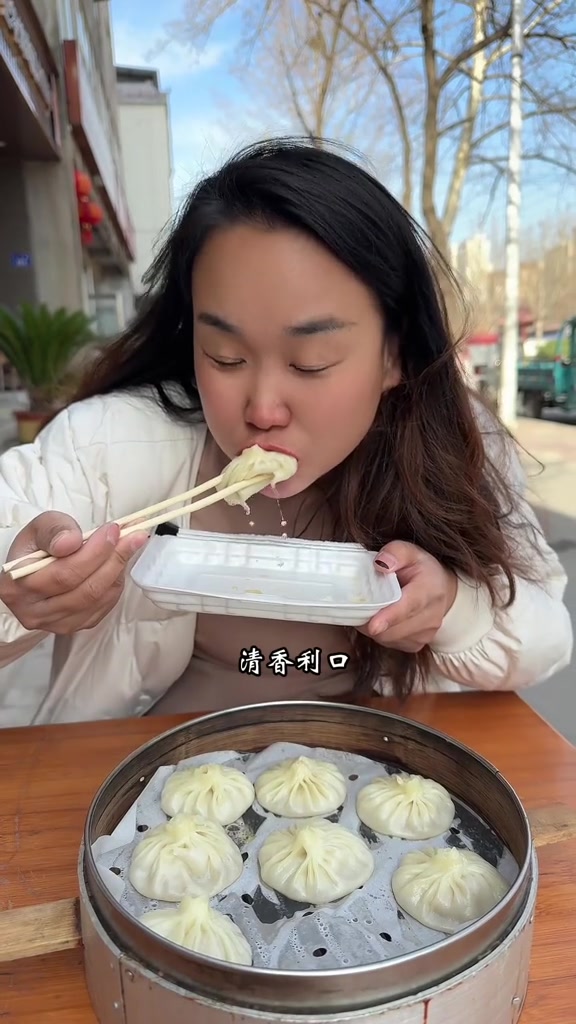 用猪后腿肉做的灌汤小笼包吃了一回,念念不忘,回味无穷～新鲜现包,满口留香就在大会场西头～品