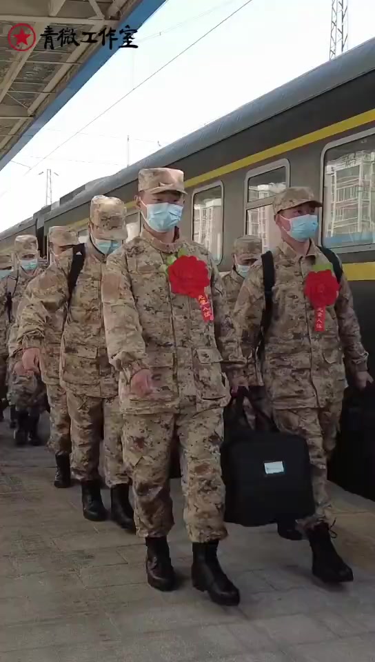 「热血青春从戎报国」又到一年入伍季,新兵们带着家人朋友的殷切嘱托,接过这朵参军报国的红花,