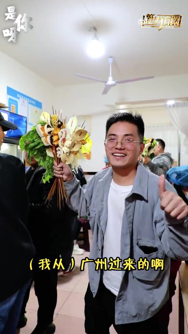 甘肃邀请各地朋友来吃麻辣烫 天水麻辣烫表情包大叔:大家排队辛苦了。近日,天水麻辣烫表情包大