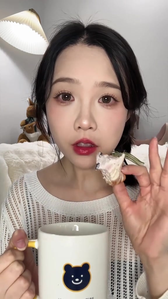 董小姐你真的懂我们。玫瑰,紫薯,牛奶,巧克力四个口味。最近在吃的这个厚切吐司,每一片都那么