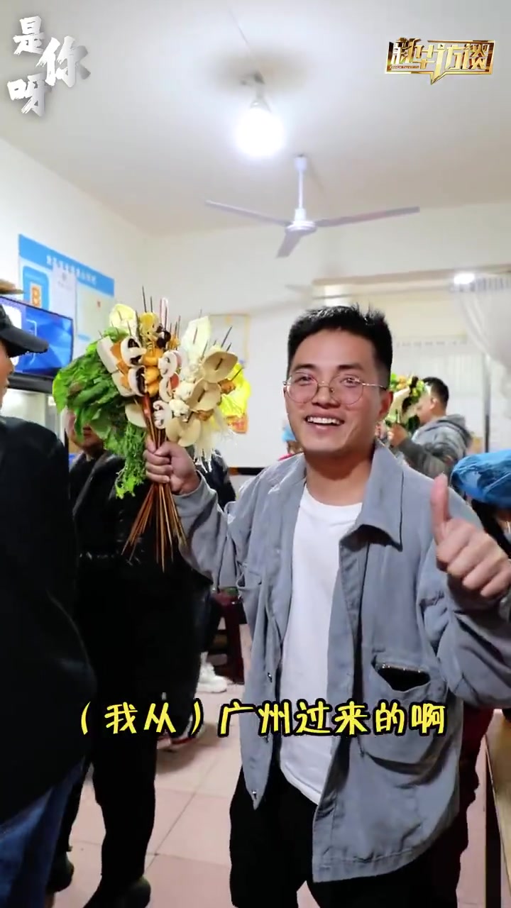 天水麻辣烫表情包大叔说自己不是网红「天水麻辣烫表情包大叔说大家排队辛苦了」近日,天水麻辣烫