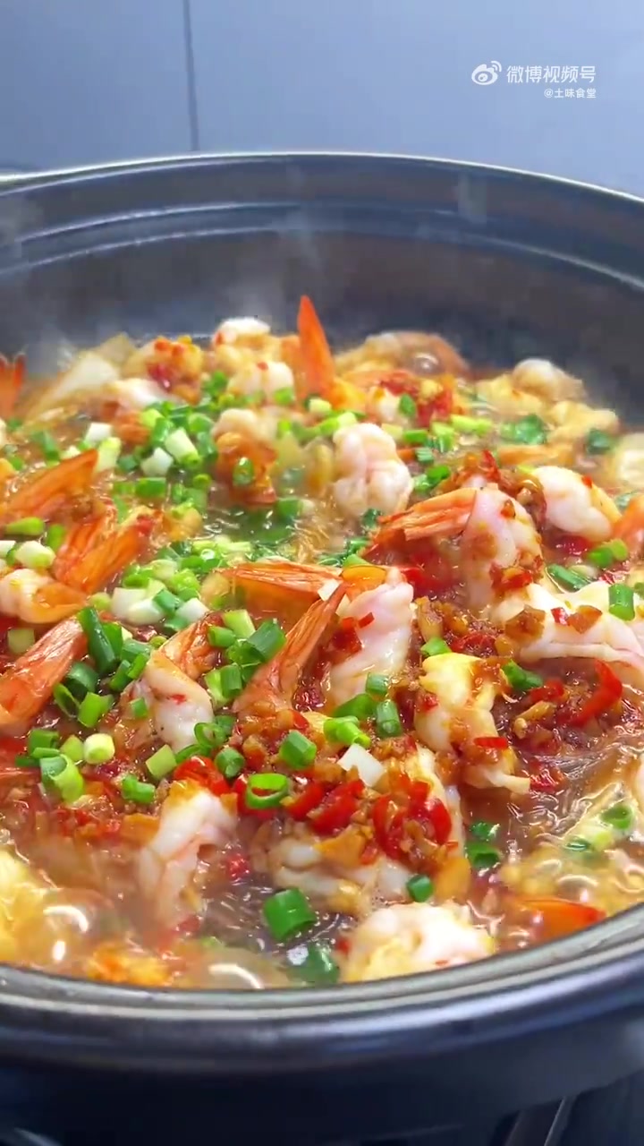 美味辽宁嘎嘎香 美好辽宁欢迎您  隔三差五就会做的虾仁粉丝煲,真的无敌好吃又下饭,大人小孩