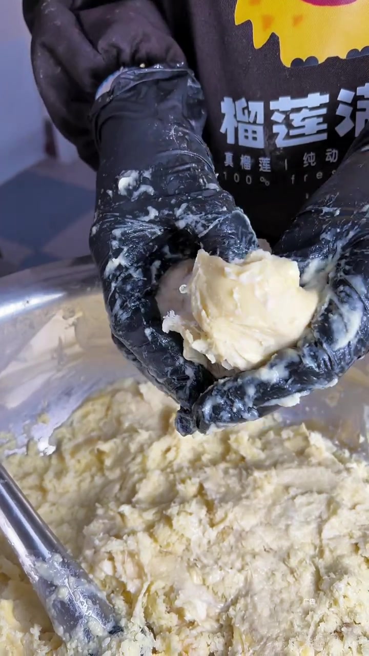 元氏榴莲满满,榴莲千层蛋糕90多块钱一个,一个里边一斤榴莲肉!