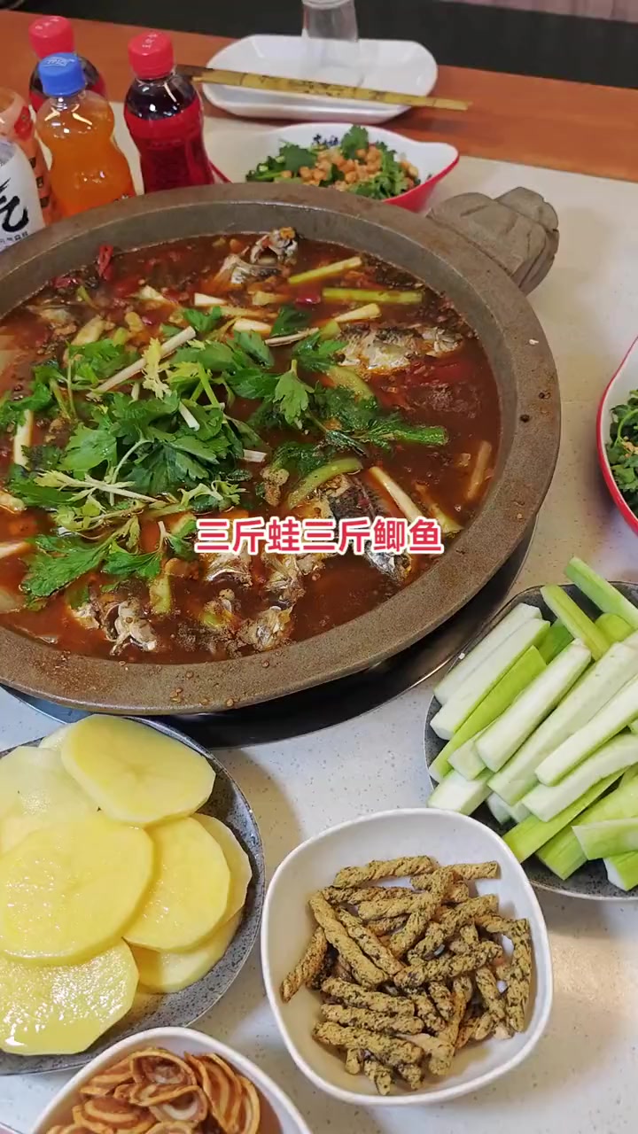 回复(教达人)的评论 大竹林李泡娇石锅鲫鱼开业了,三斤蛙三斤鲫鱼四个配菜,小吃指定饮料随便