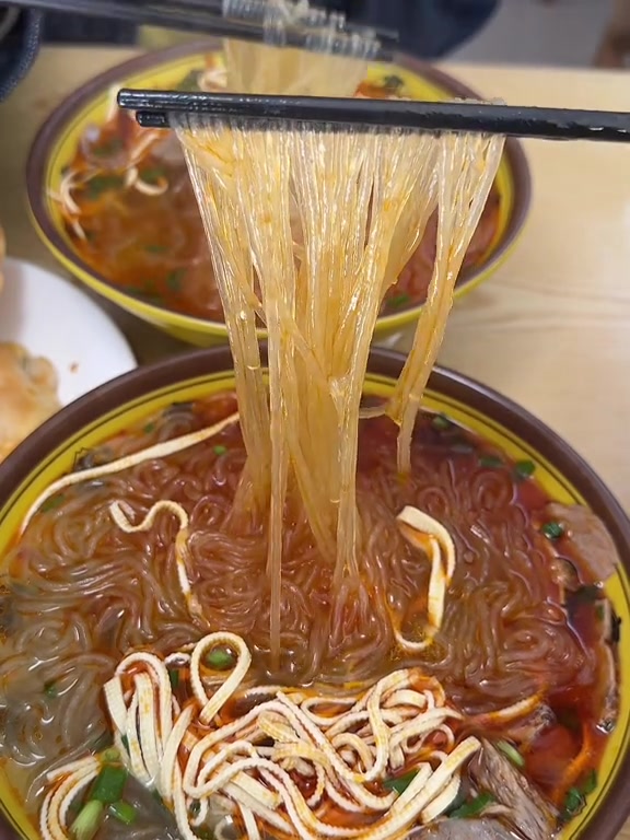 淮南牛肉粉丝汤配葱油饼,又幸福了。淮南牛肉汤 路边摊美味 街边小吃