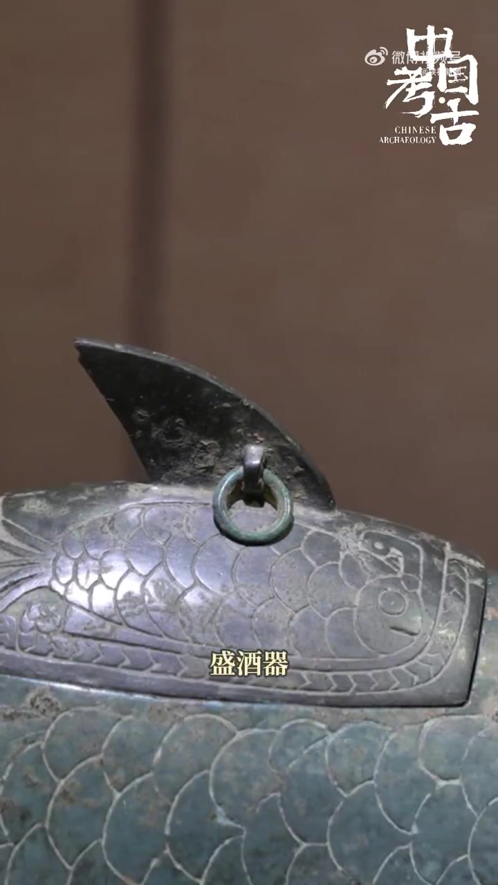 「?西周鲤鱼尊:2800年前的猪鲤」尊,并不罕见,但鲤鱼形状的尊却少之又少。1988年,陕