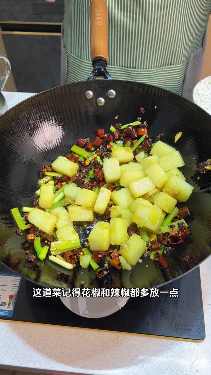 贵阳夜市摊上的爆辣米豆腐这样做真的太好吃了 贵州美食 爆辣米豆腐 炒米豆腐