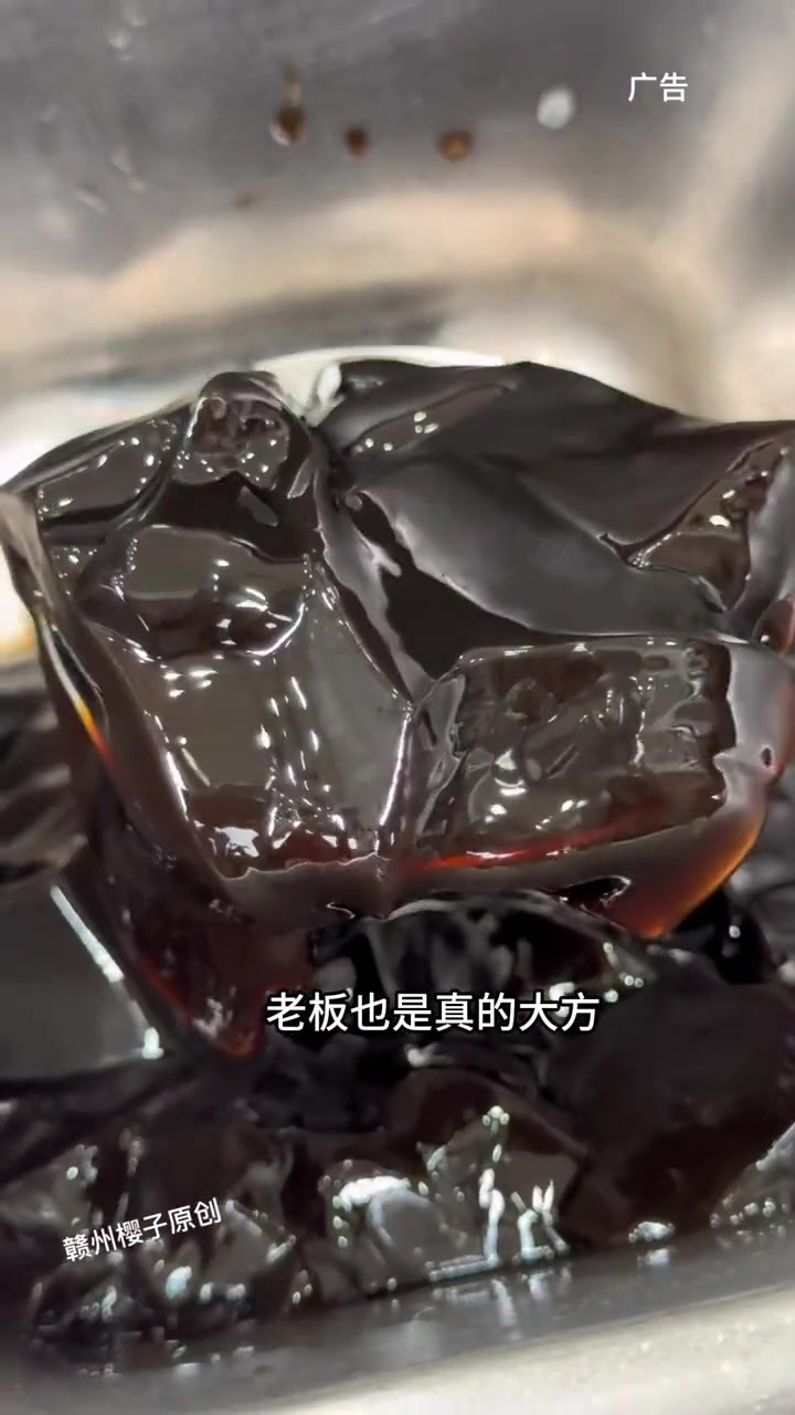 7.9就可以喝一整桶快乐番薯奶茶,足足有两斤重,而且还有5种小料,一杯实现吃喝管饱。快乐番