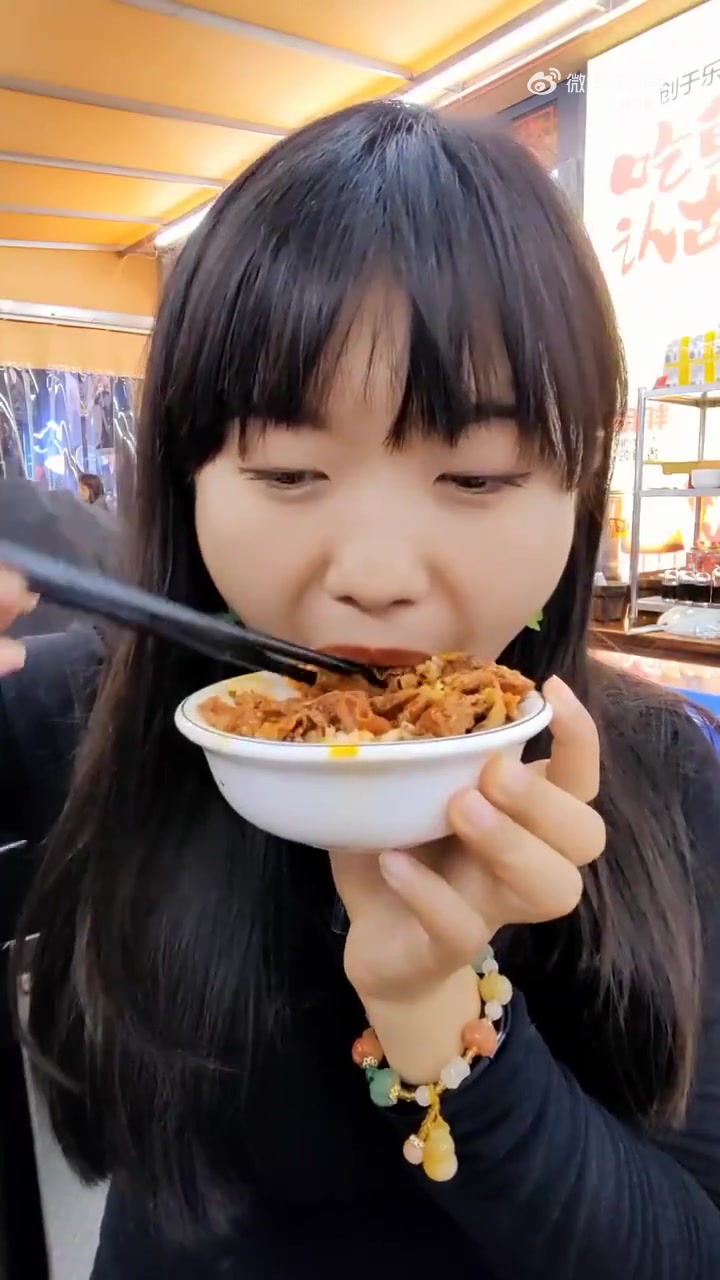 「get新吃法!一锅牛肉加烧麦方便面再盖米饭」封面美食日志 鲜烧牛肉是近两年从乐山牟子镇兴
