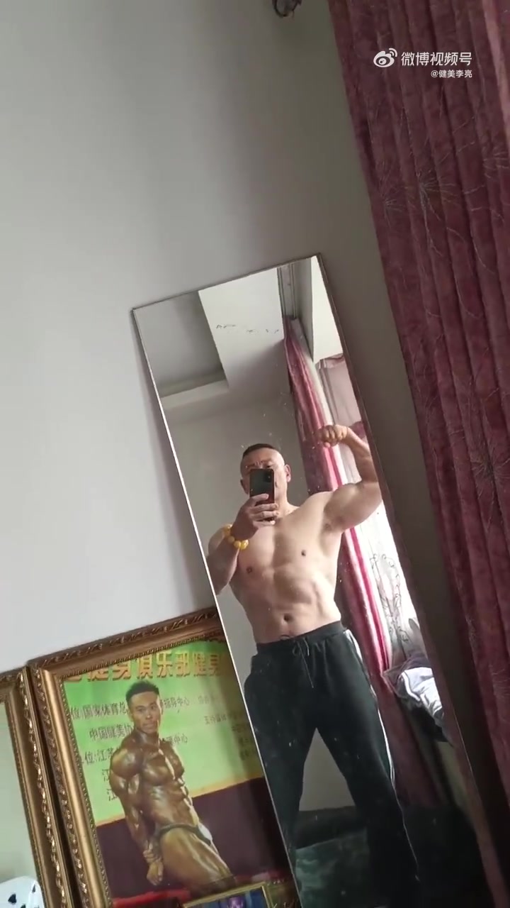 快60的肌肉大叔保持非常好的状态,镜子前面是年轻时比赛照片