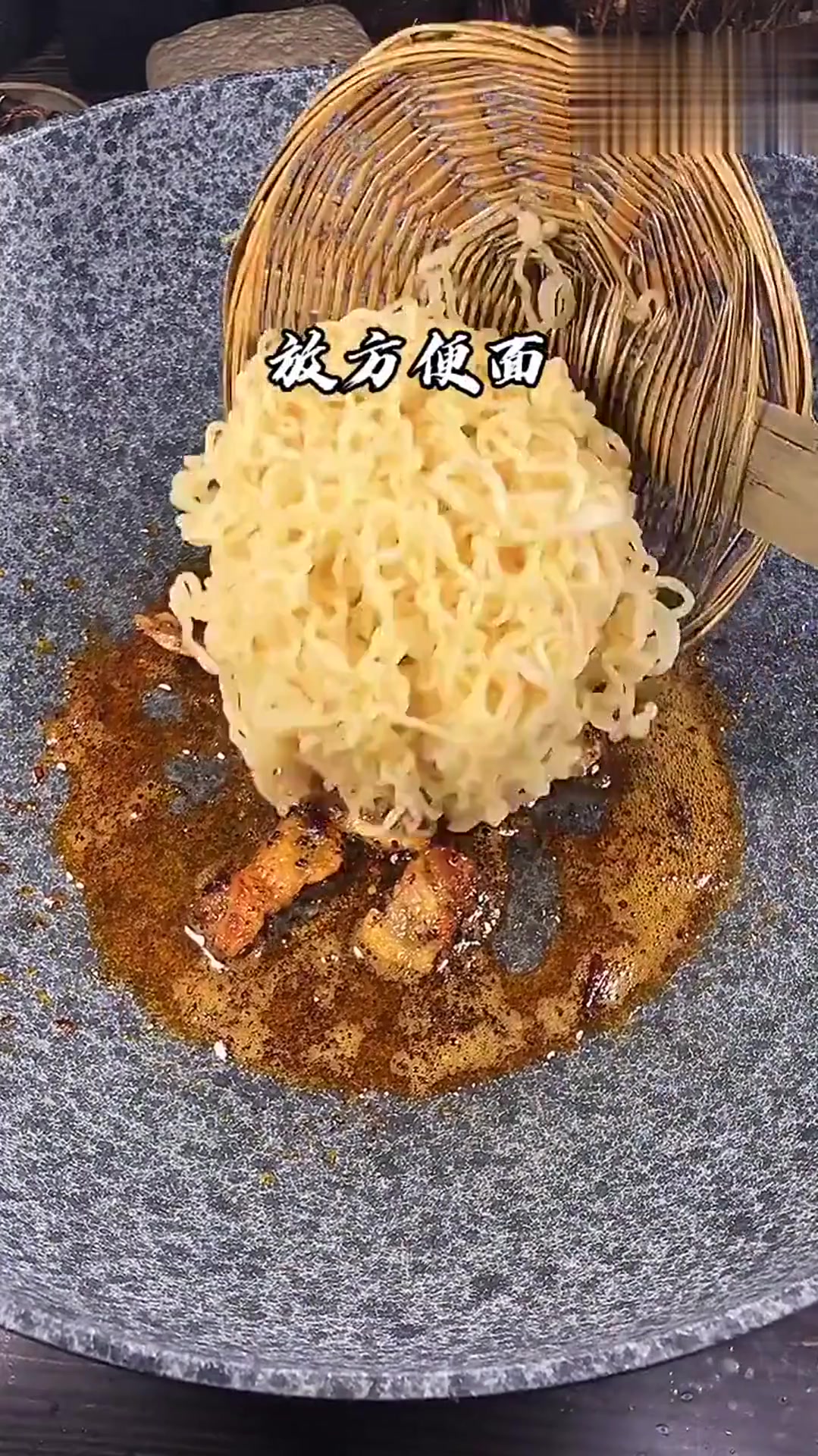 一口鸡蛋一口面,生活乐无边,真是太美味了