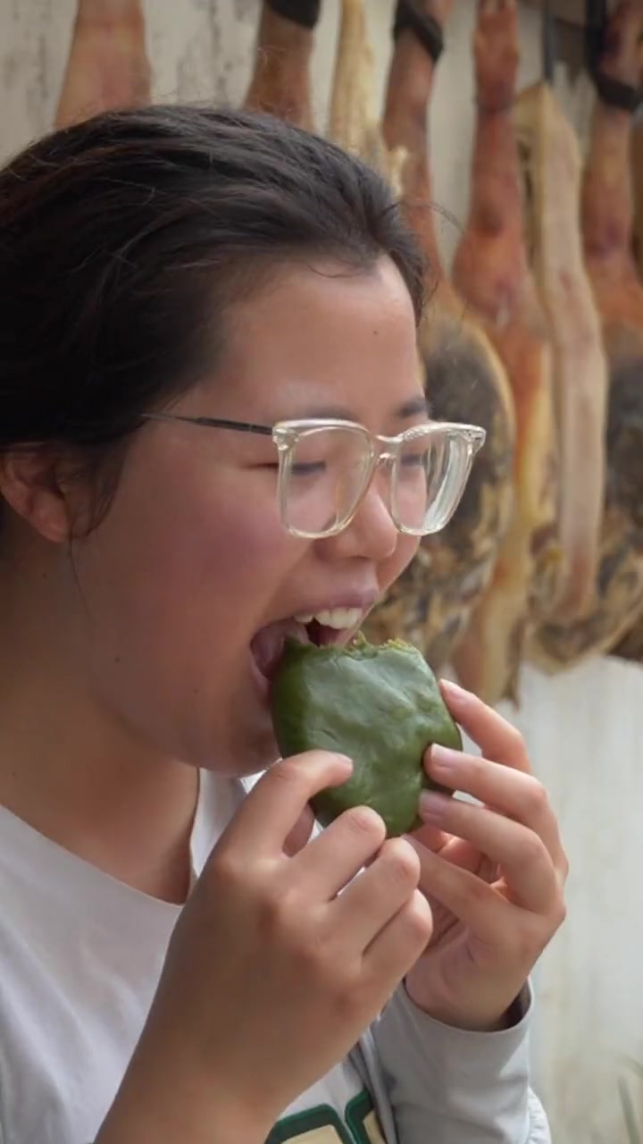 第33集|清明粿又叫青团,被誉为春天的第一口“青”~ 江南地区的传统特色小吃,约始于唐代。