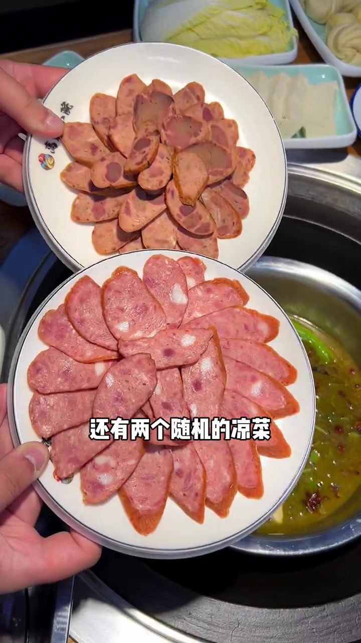 108东北铁锅炖,两斤鮰鱼,一斤排骨,三个涮菜,两个凉菜,这个量你们觉得合适吗 艾特你的饭