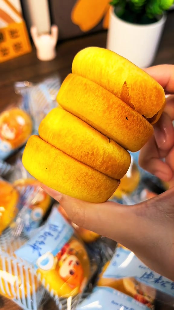 三只松鼠黄金肉松饼!到手一箱30个!足足有2斤!软糯的饼皮!细腻的肉松馅,皮薄馅厚,一口下