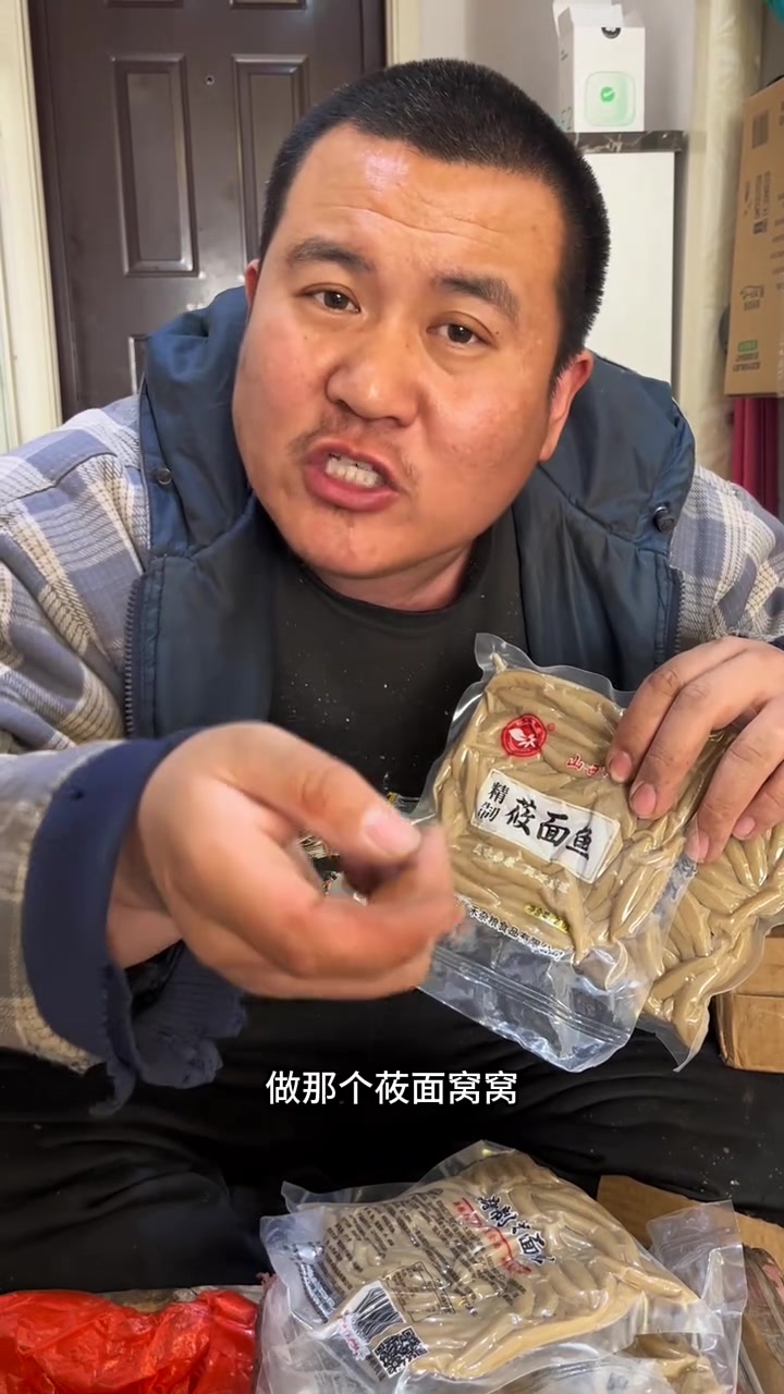 东北早市土豆哥揭秘:早市莜面挑选大法,让一次买到好吃的纯莜面窝窝,莜面鱼鱼怎么挑!莜麦和燕